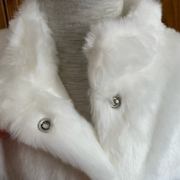 3/$10 Faux Fur Vest (3T) - Picture 5 of 9